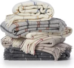 Klippan Yllefabrik Klippan Tartan - Wollen Plaid - Licht Grijs - 100% Wol - Eco Wol - Geruit Plaid - 130x200cm 7 Klippan Yllefabrik Klippan Tartan - Wollen Plaid - Licht Grijs - 100% Wol - Eco Wol - Geruit Plaid - 130x200cm -Klippan Yllefabrik 1200x1095