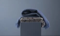 Klippan Yllefabrik Klippan- Gotland- Woondeken - Plaid - Lamswol En Gotland Wol - 130cm X 200cm - Blauw- Infinity Blue 9 Klippan Yllefabrik Klippan- Gotland- Woondeken - Plaid - Lamswol En Gotland Wol - 130cm X 200cm - Blauw- Infinity Blue -Klippan Yllefabrik 1200x720 1