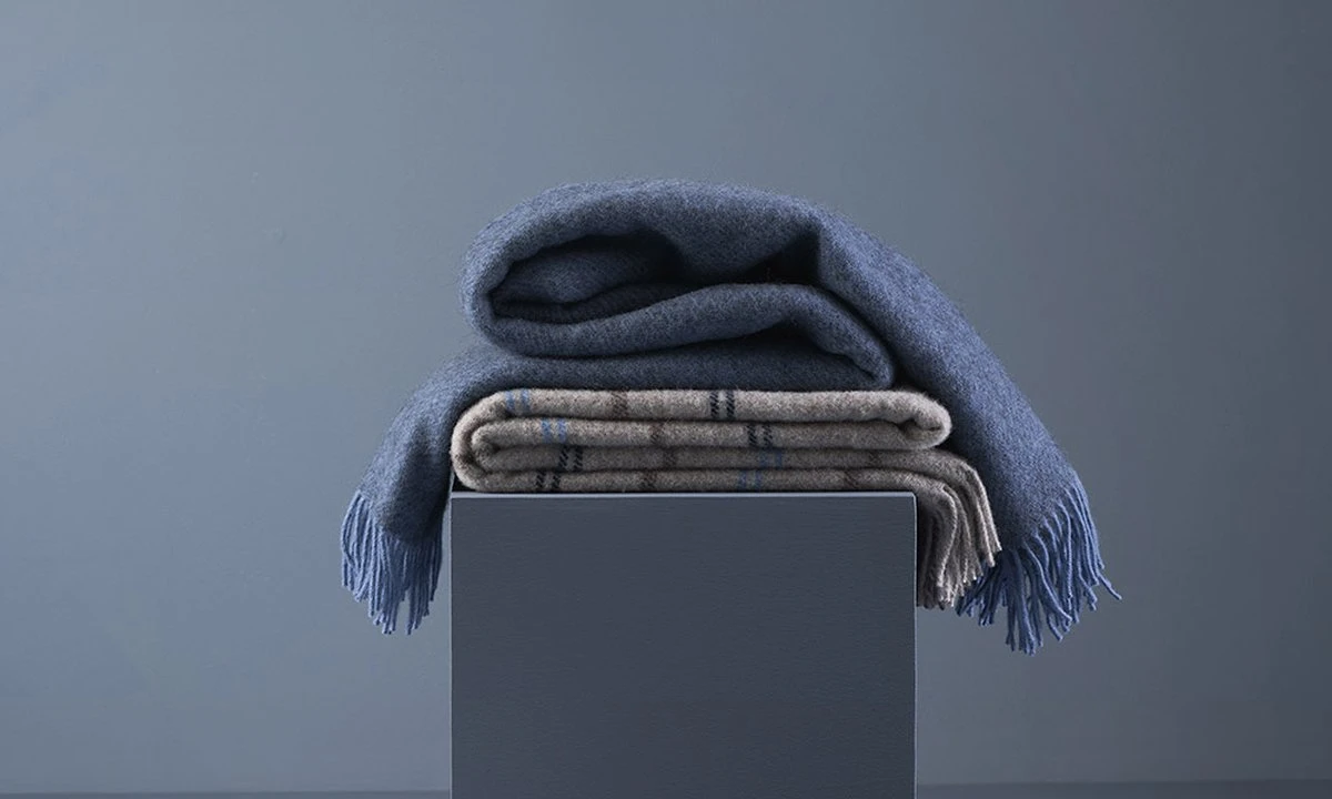 Klippan Yllefabrik Klippan- Gotland- Woondeken - Plaid - Lamswol En Gotland Wol - 130cm X 200cm - Blauw- Infinity Blue 6 Klippan Yllefabrik Klippan- Gotland- Woondeken - Plaid - Lamswol En Gotland Wol - 130cm X 200cm - Blauw- Infinity Blue - Afbeelding 4