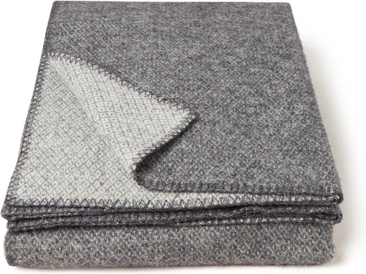 Klippan Yllefabrik Klippan - Peak - Plaid - Grey - Grijs - Wolwit - Zonder Franjes - 60% Merinowol - Eco Wol 3 Klippan Yllefabrik Klippan - Peak - Plaid - Grey - Grijs - Wolwit - Zonder Franjes - 60% Merinowol - Eco Wol