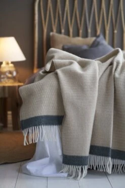 Klippan Yllefabrik Klippan Lamswollen Deken -warm Plaid- Harald Cream - 130cm X 200cm 8 Klippan Yllefabrik Klippan Lamswollen Deken -warm Plaid- Harald Cream - 130cm X 200cm -Klippan Yllefabrik 799x1200 2