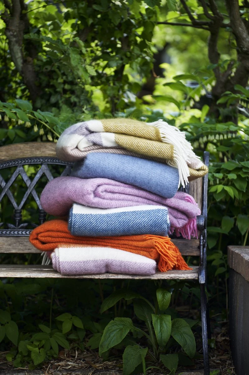 Klippan Yllefabrik Klippan 100% Wollen Plaid - Gotland Stripe Cerise- 130X200cm 5 Klippan Yllefabrik Klippan 100% Wollen Plaid - Gotland Stripe Cerise- 130X200cm - Afbeelding 3