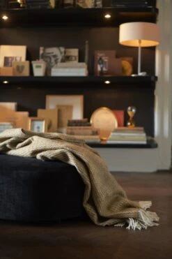 Klippan Yllefabrik Klippan 100% Wollen Plaid- Curve Caramel- Caramel Kleur- 130x200cm 7 Klippan Yllefabrik Klippan 100% Wollen Plaid- Curve Caramel- Caramel Kleur- 130x200cm -Klippan Yllefabrik 800x1200 11