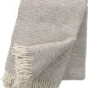 Klippan Yllefabrik Klippan - Plaid - Deken - Ralph - Beige - 100% Eco Lamswol - 200cm X 130cm - Duurzaam Geproduceerd - Wasbaar 1 Klippan Yllefabrik Klippan - Plaid - Deken - Ralph - Beige - 100% Eco Lamswol - 200cm X 130cm - Duurzaam Geproduceerd - Wasbaar -Klippan Yllefabrik 946x1200